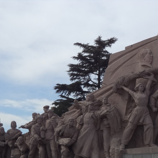 Szoborcsoport Mao Zedong mauzóleumának bejáratánál